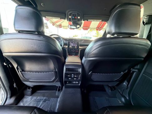 Used 2023 Jeep Grand Cherokee Altitude RWD image 12