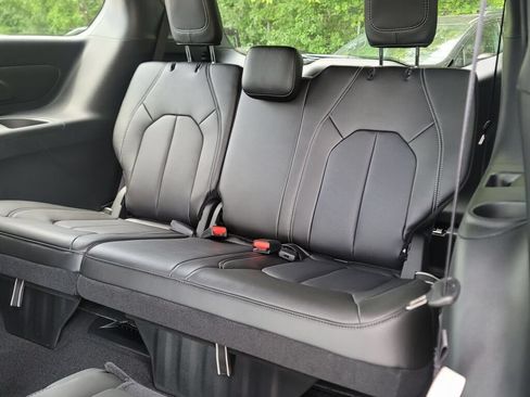New 2027 Chrysler Pacifica Select FWD image 19