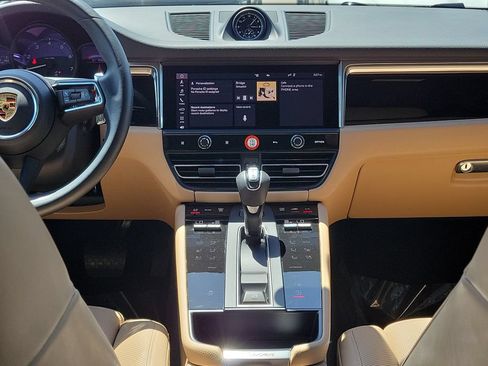 Certified 2025 Porsche Macan AWD/4WD image 22
