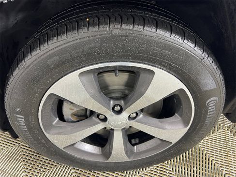 Used 2019 Jeep Cherokee Limited w/ Luxury Group image 12