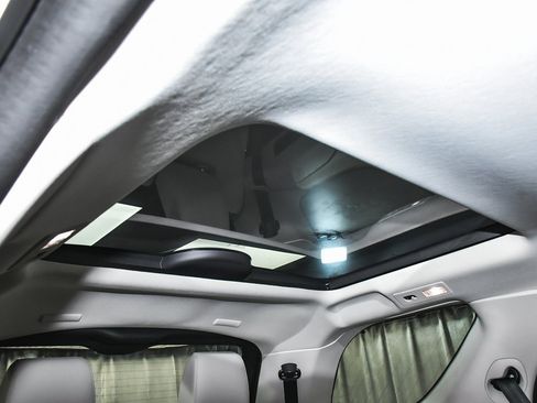 Used 2025 Land Rover Discovery S image 64