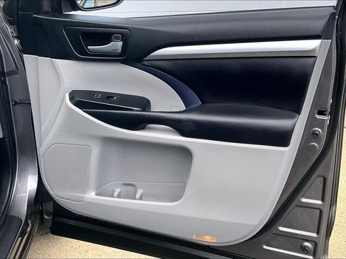 Used 2018 Toyota Highlander XLE AWD/4WD image 29