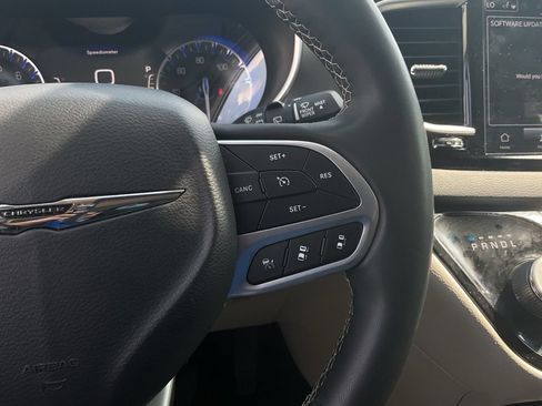 Used 2024 Chrysler Pacifica Touring-L FWD image 32