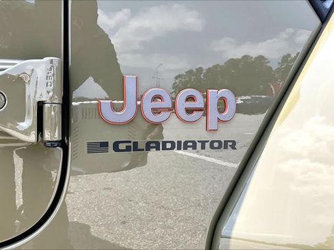 Used 2025 Jeep Gladiator Mojave AWD/4WD image 31