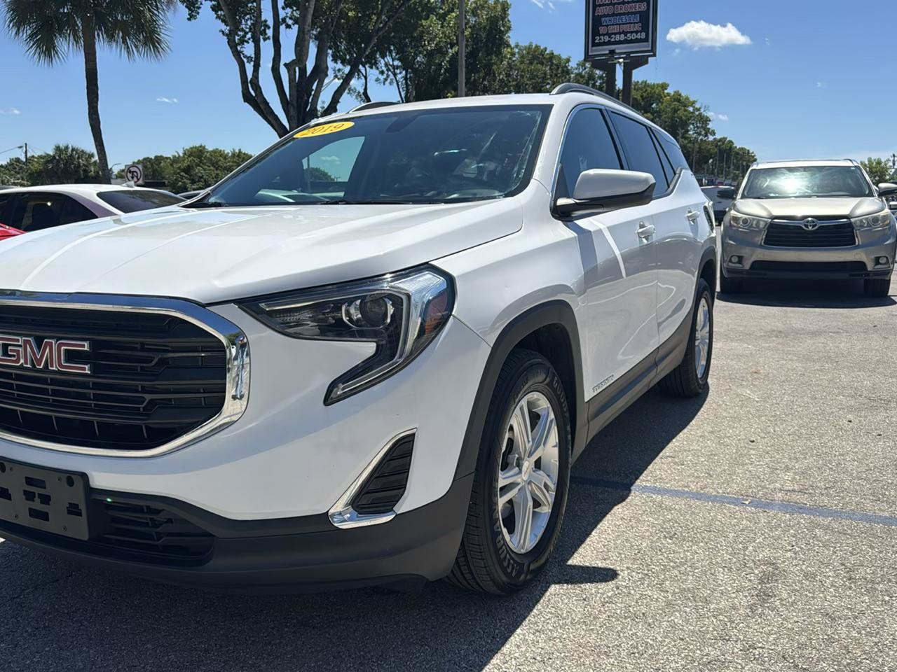 Used 2019 GMC Terrain SLE w/ Driver Convenience Package FWD image 2
