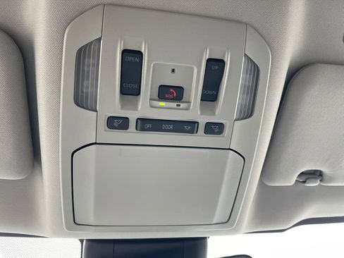 Used 2024 Toyota Highlander Limited image 18