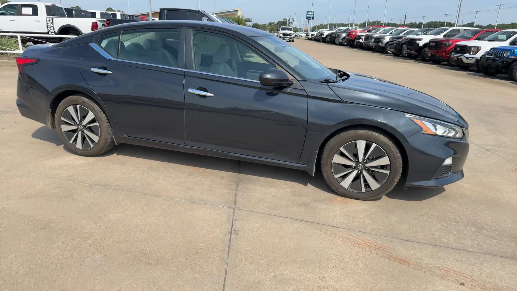 Used 2022 Nissan Altima 2.5 SV FWD image 2