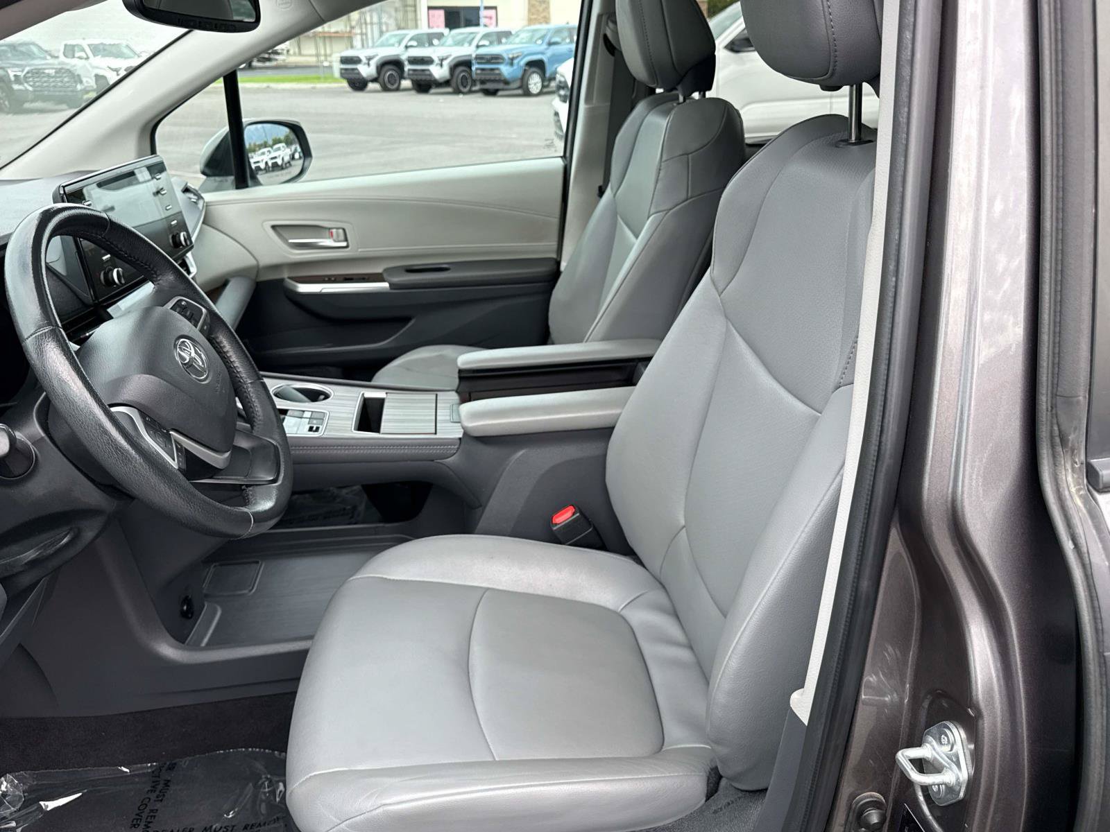 Used 2024 Toyota Sienna XLE FWD image 11