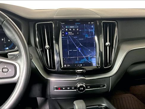 Used 2022 Volvo XC60 B5 Momentum image 6