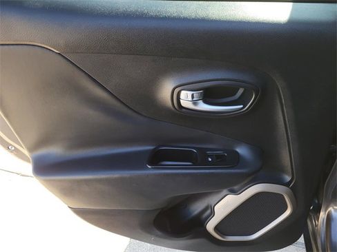 Used 2016 Jeep Renegade Limited image 11