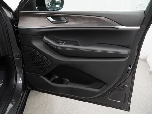 New 2025 Jeep Grand Cherokee Limited image 33