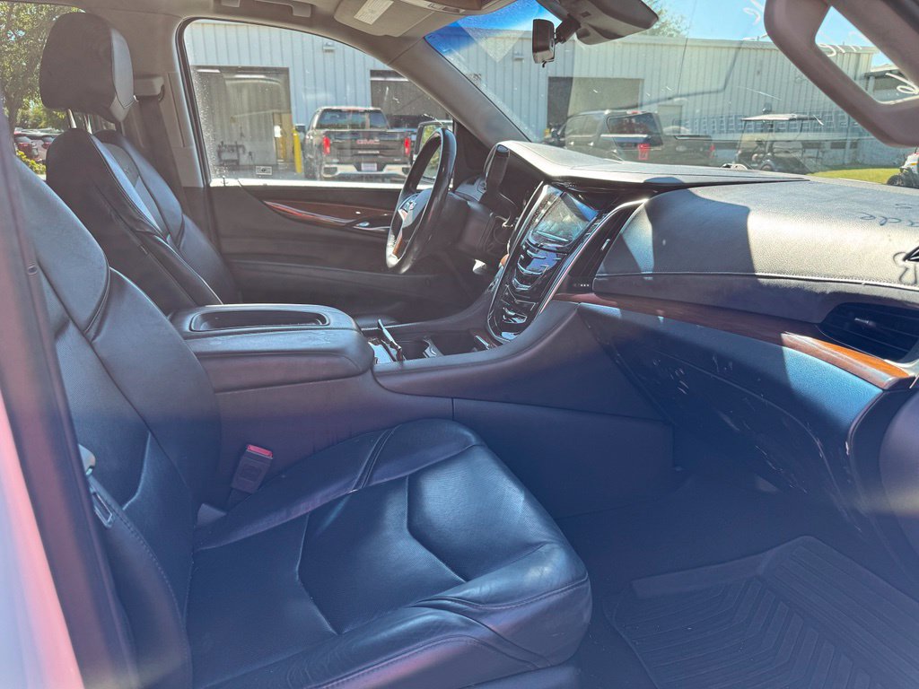 Used 2019 Cadillac Escalade Luxury AWD/4WD image 10