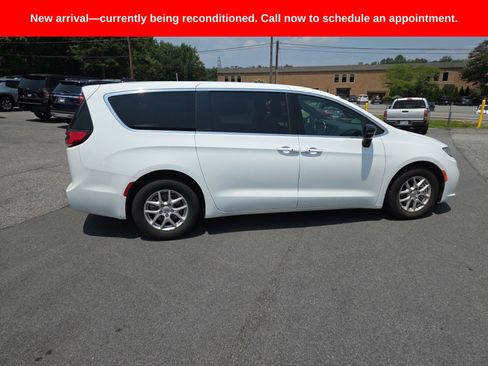 Used 2025 Chrysler Pacifica Select FWD image 6