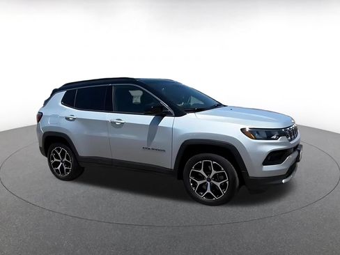 Used 2025 Jeep Compass Limited AWD/4WD image 2