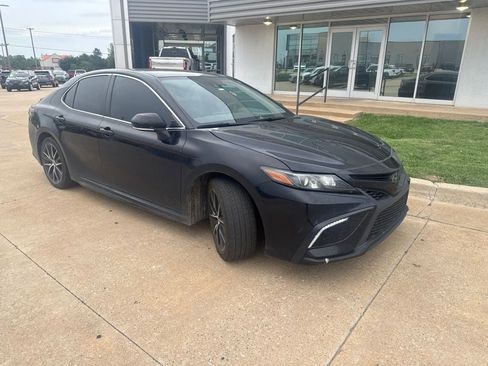 Used 2023 Toyota Camry SE w/ Convenience Package FWD image 2
