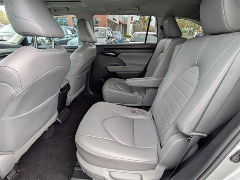Certified 2023 Toyota Highlander XLE image 15