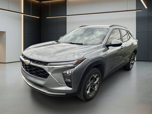 Used 2024 Chevrolet Trax LT w/ Driver Confidence Package FWD image 8
