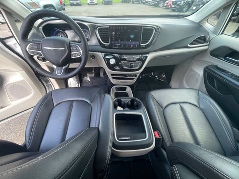 Used 2024 Chrysler Pacifica Touring-L FWD image 3