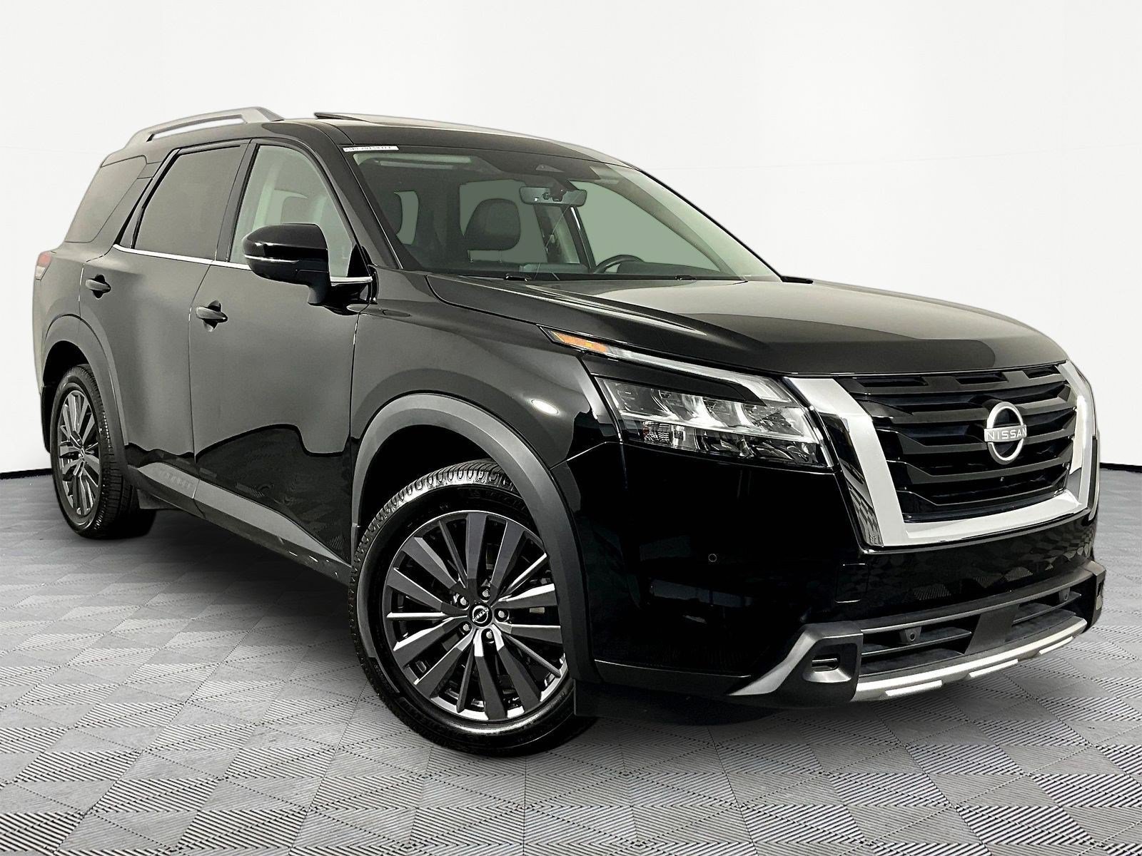 Used 2023 Nissan Pathfinder SL w/ SL Premium Package AWD/4WD image 3
