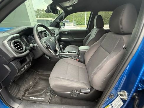 Used 2018 Toyota Tacoma TRD Sport AWD/4WD image 11