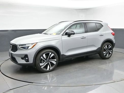 Used 2024 Volvo XC40 B5 Plus w/ Protection Package Premier AWD/4WD image 4
