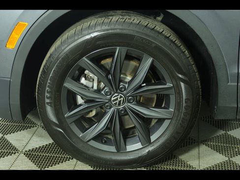 Used 2024 Volkswagen Tiguan SE w/ Panoramic Sunroof Package image 9