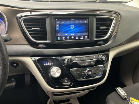 Used 2019 Chrysler Pacifica LX image 16