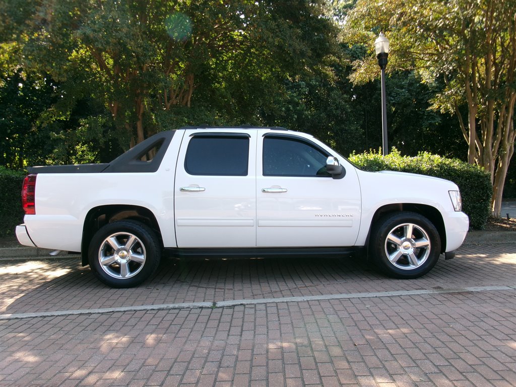 Used 2011 Chevrolet Avalanche LT RWD image 5