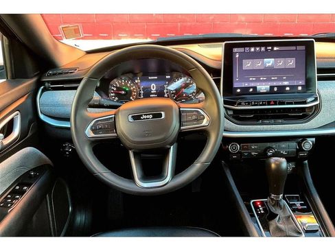 Used 2024 Jeep Compass Latitude image 6