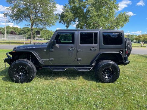 Used 2014 Jeep Wrangler Unlimited Rubicon w/ Connectivity Group AWD/4WD image 37