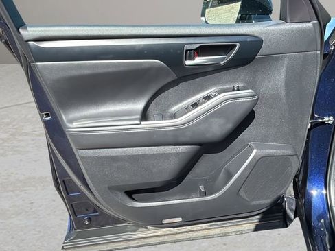 Used 2025 Toyota Highlander XLE image 16