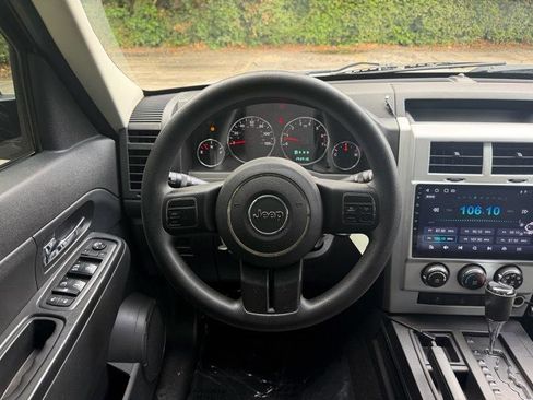 Used 2012 Jeep Liberty Sport RWD image 29