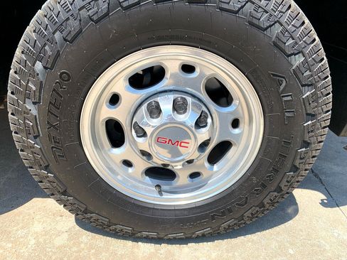 Used 2007 GMC Sierra 2500 SLE w/ EZ-Lift Tailgate Package image 11