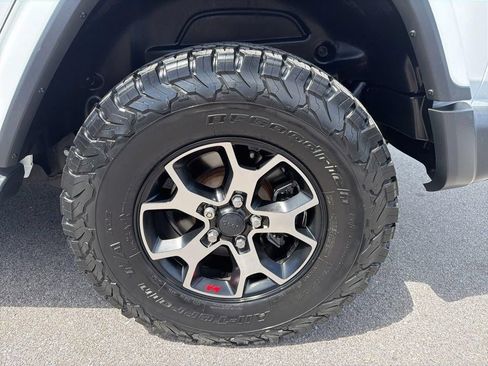 Used 2018 Jeep Wrangler Unlimited Sahara AWD/4WD image 12