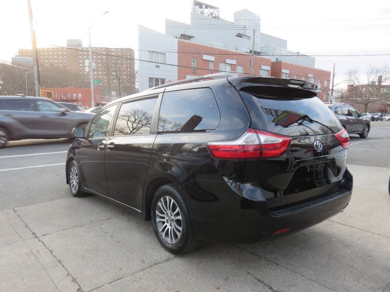 Used 2019 Toyota Sienna XLE FWD image 5