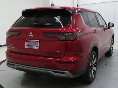 New 2025 Mitsubishi Outlander SE image 3