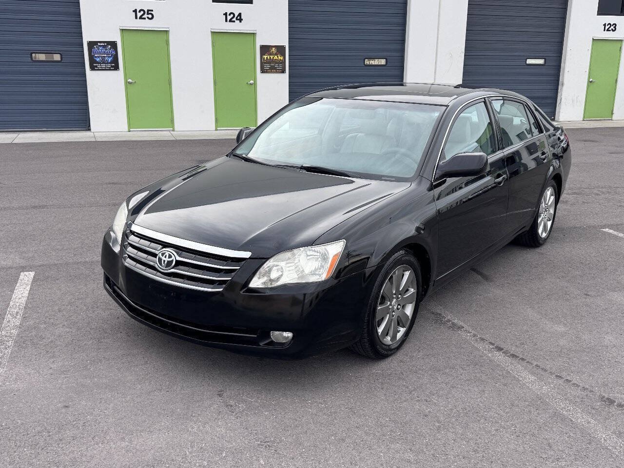 Used 2005 Toyota Avalon XLS FWD image 2