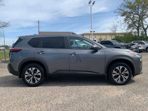 Used 2023 Nissan Rogue SV image 2