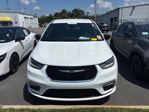 Used 2025 Chrysler Pacifica Select FWD image 4