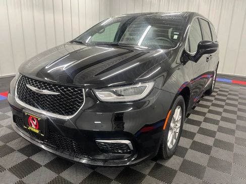Used 2025 Chrysler Pacifica Select FWD image 7