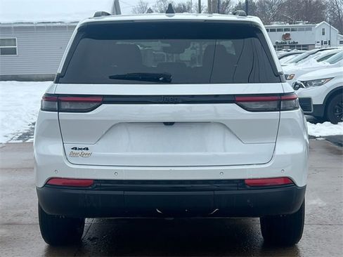 Used 2024 Jeep Grand Cherokee Altitude image 45