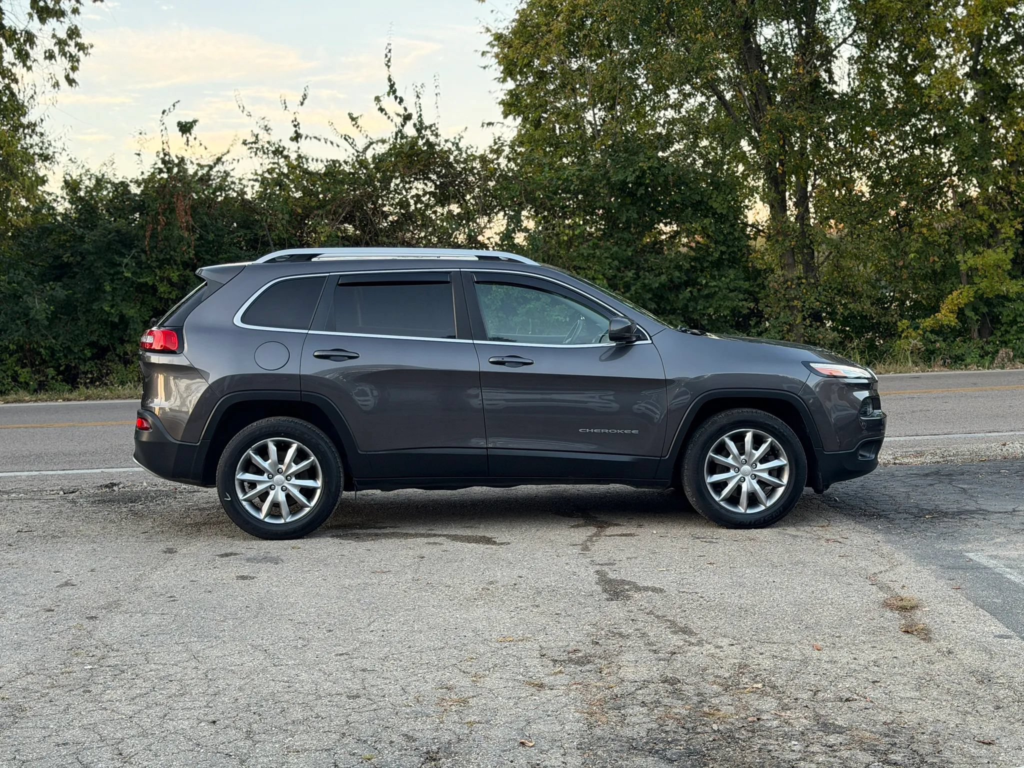 Used 2018 Jeep Cherokee Limited AWD/4WD image 5