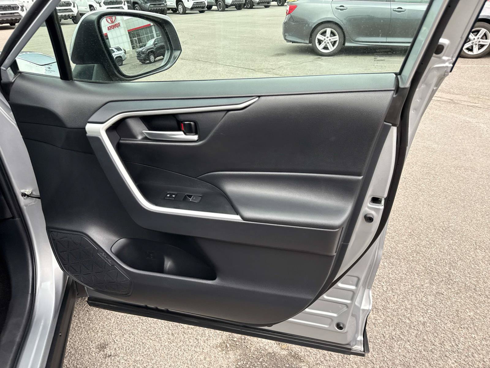 Used 2025 Toyota RAV4 XLE AWD/4WD image 19