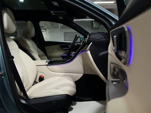 Used 2025 Mercedes-Benz GLC 300 4MATIC image 23