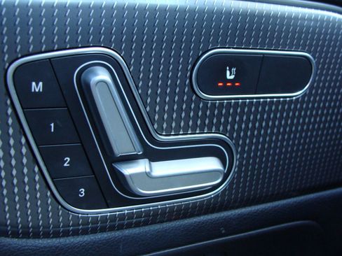 Used 2020 Mercedes-Benz GLB 250 4MATIC w/ Premium Package image 33