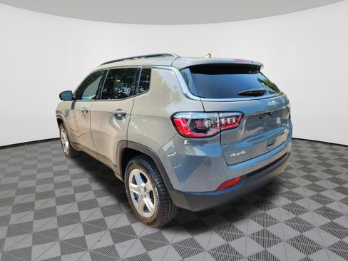 Used 2023 Jeep Compass Latitude w/ Convenience Group AWD/4WD image 3