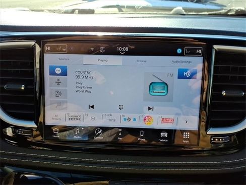 Used 2025 Chrysler Pacifica Limited image 14