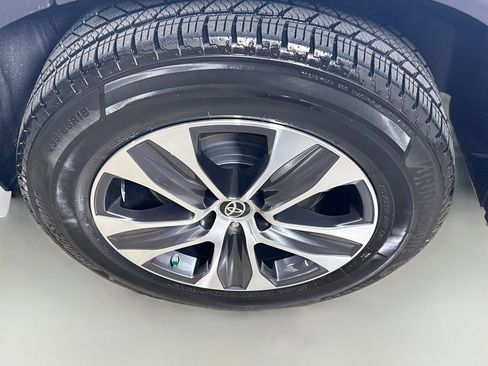 Used 2021 Toyota Highlander XLE FWD image 33
