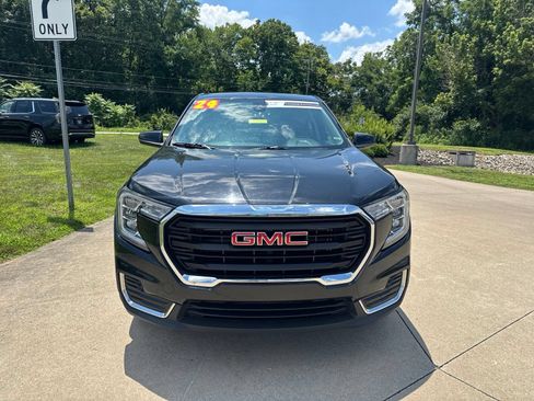 Used 2024 GMC Terrain SLE AWD/4WD image 2