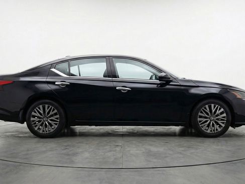 Used 2025 Nissan Altima 2.5 SV image 11